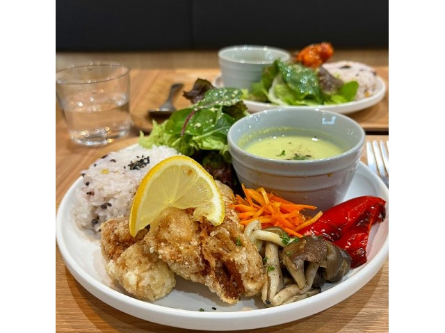 すいたうん｜JR吹田駅周辺商店街ポータルサイト | plant-bosed cafe - Alle（アレ）