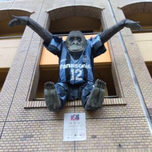 すいたうん｜JR吹田駅周辺商店街ポータルサイト|巨大なゴリラ像のさん太くん「衣替え」のお知らせ